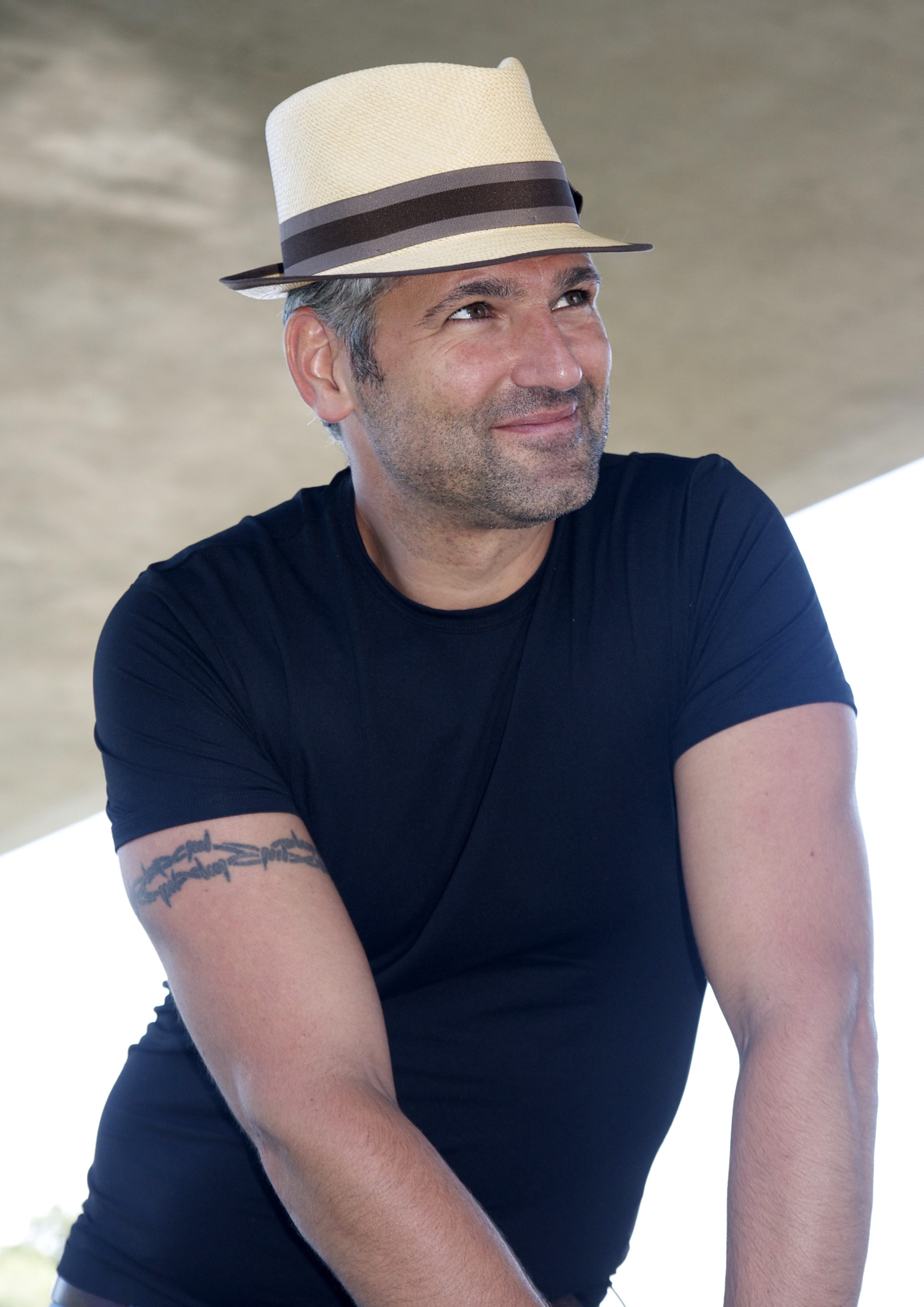 Portrait of model wearing Arte Andino Montecristi panama hat